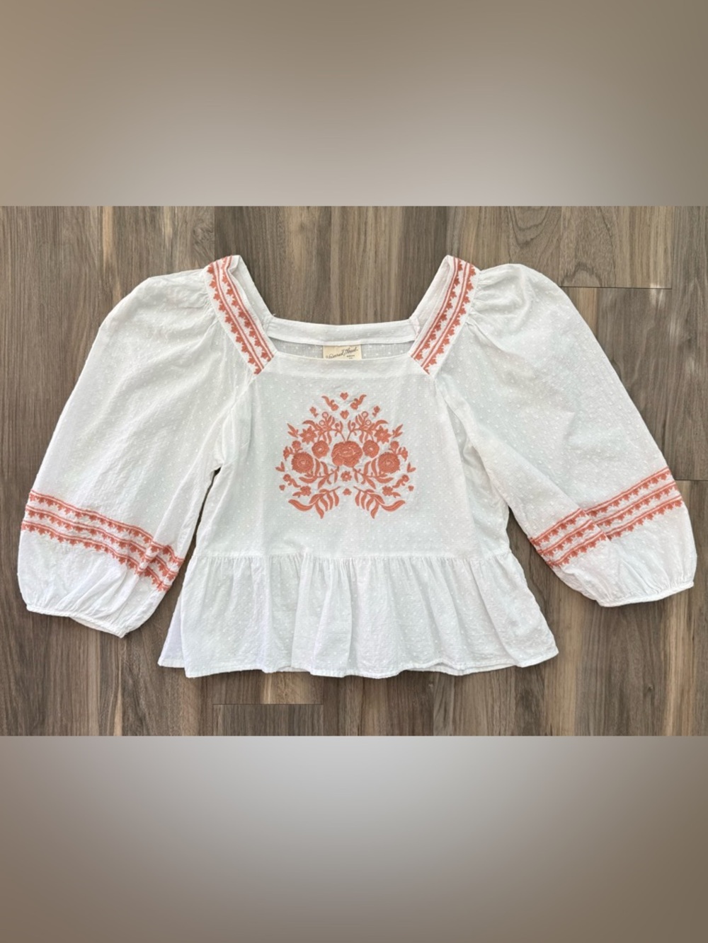 Universal Thread White & Peach Embroidered Top Size M